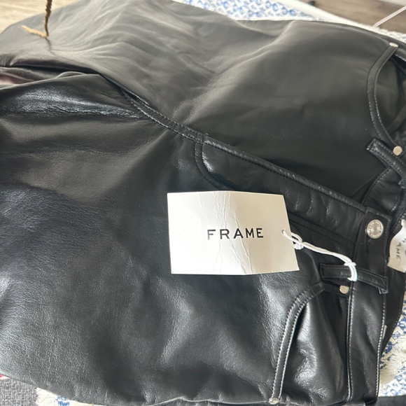 FRAME Recycled Leather Le Jane Crop in Noir - Picture 4 of 6